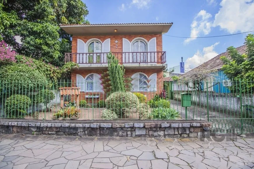 Foto 1 de Casa com 3 Quartos à venda, 206m² em Santa Maria Goretti, Porto Alegre