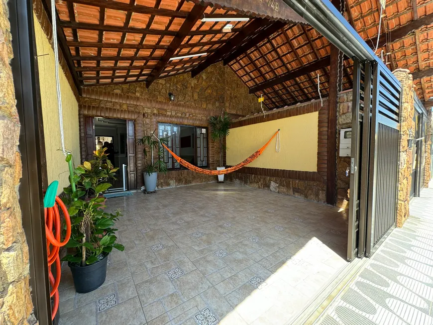 Foto 1 de Casa com 2 Quartos à venda, 75m² em Vila Tupi, Praia Grande