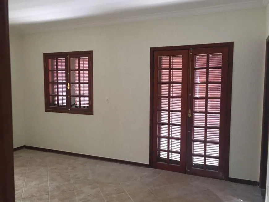 Foto 1 de Sobrado com 3 Quartos à venda, 225m² em Jardim das Flores, São Roque