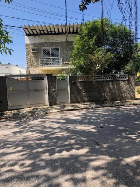 Foto 1 de Casa com 5 Quartos à venda, 351m² em Jardim Guanabara, Rio de Janeiro