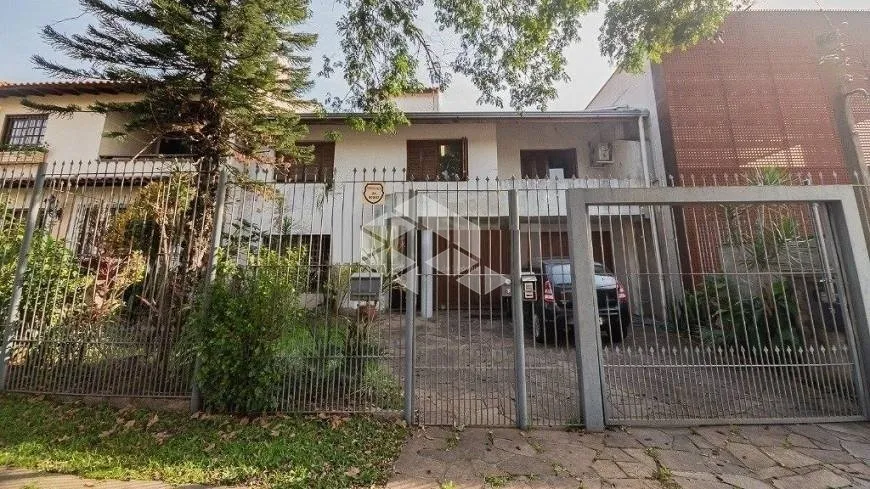 Foto 1 de Casa com 4 Quartos à venda, 200m² em Chácara das Pedras, Porto Alegre