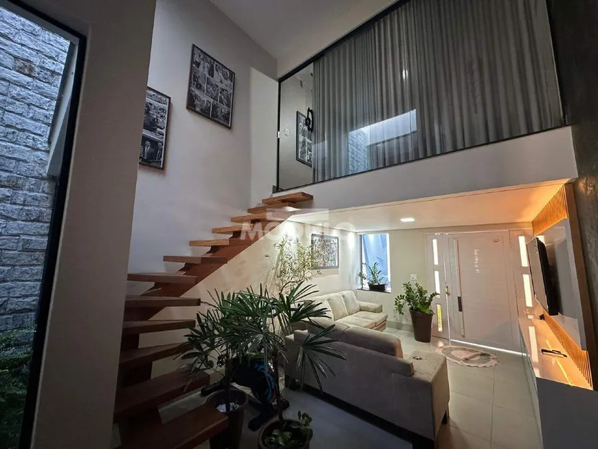 Foto 1 de Casa com 4 Quartos à venda, 223m² em Granada, Uberlândia