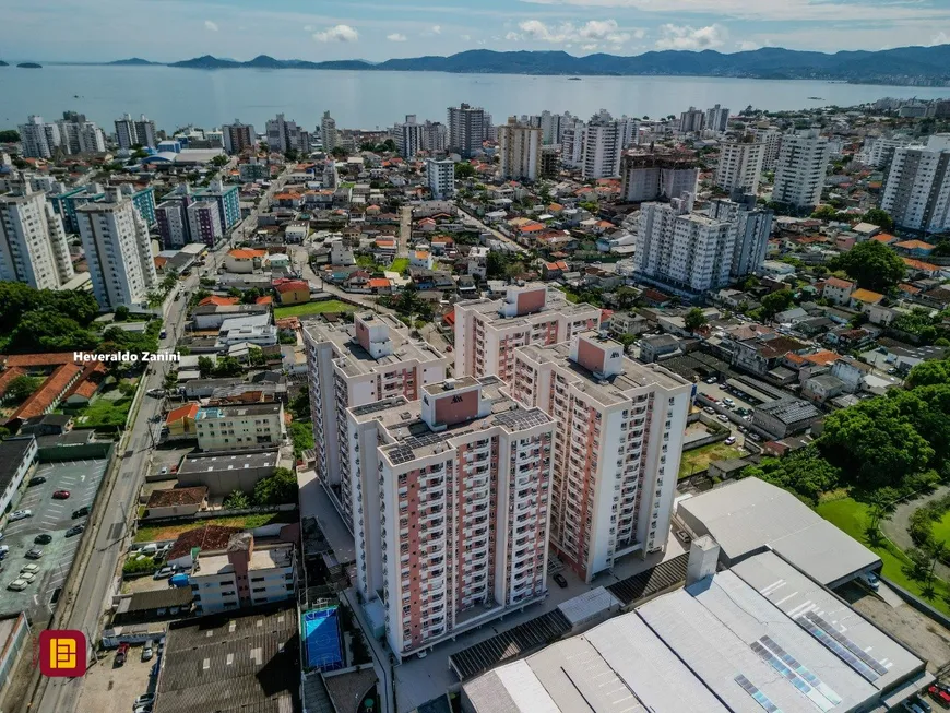 Foto 1 de Apartamento com 2 Quartos à venda, 74m² em Barreiros, São José