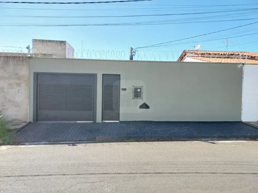 Foto 1 de Casa com 3 Quartos para alugar, 110m² em Presidente Roosevelt, Uberlândia