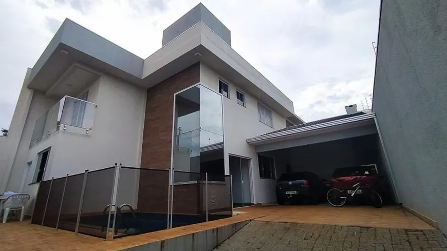 Foto 1 de Sobrado com 3 Quartos à venda, 200m² em Jardim Cidade Monções, Maringá