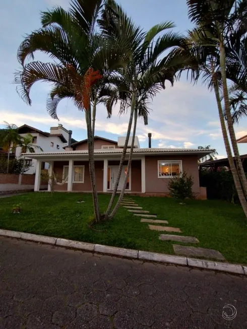 Foto 1 de Casa com 5 Quartos à venda, 328m² em Sambaqui, Florianópolis