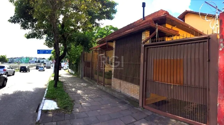 Foto 1 de Casa com 4 Quartos à venda, 335m² em Teresópolis, Porto Alegre