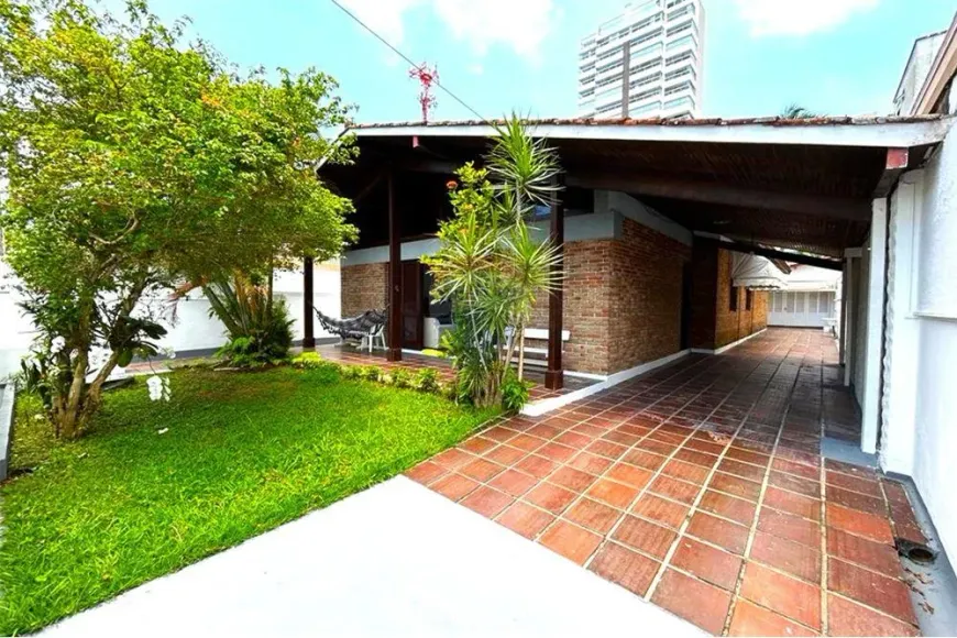 Foto 1 de Casa com 5 Quartos à venda, 204m² em Jardim Las Palmas, Guarujá