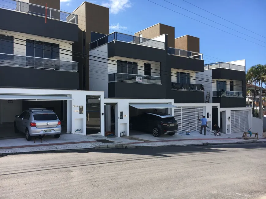 Foto 1 de Sobrado com 3 Quartos à venda, 233m² em Nacoes, Balneário Camboriú