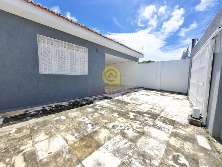 Foto 1 de Casa com 3 Quartos à venda, 221m² em Candelária, Natal