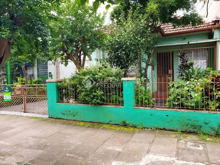 Foto 1 de Casa com 2 Quartos à venda, 86m² em Passo da Areia, Porto Alegre