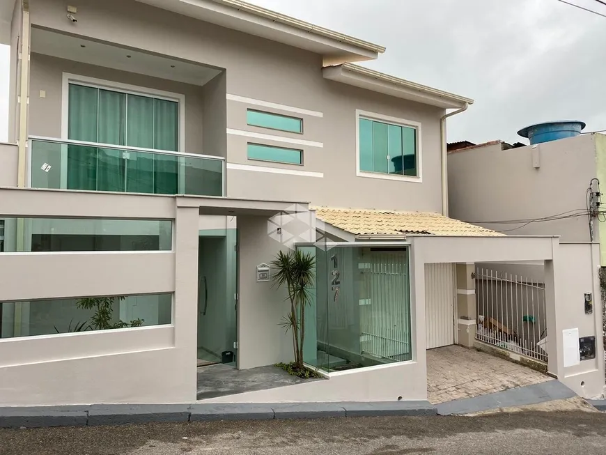 Foto 1 de Casa com 4 Quartos à venda, 170m² em Coloninha, Florianópolis