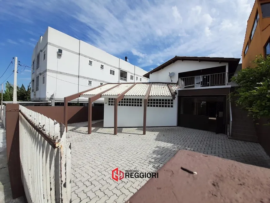 Foto 1 de Casa com 7 Quartos à venda, 258m² em Santinho, Florianópolis