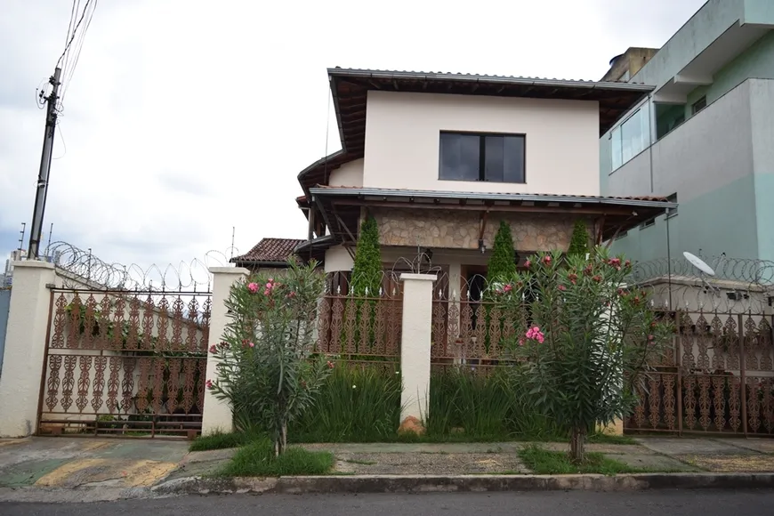 Foto 1 de Casa com 7 Quartos à venda, 540m² em Havaí, Belo Horizonte