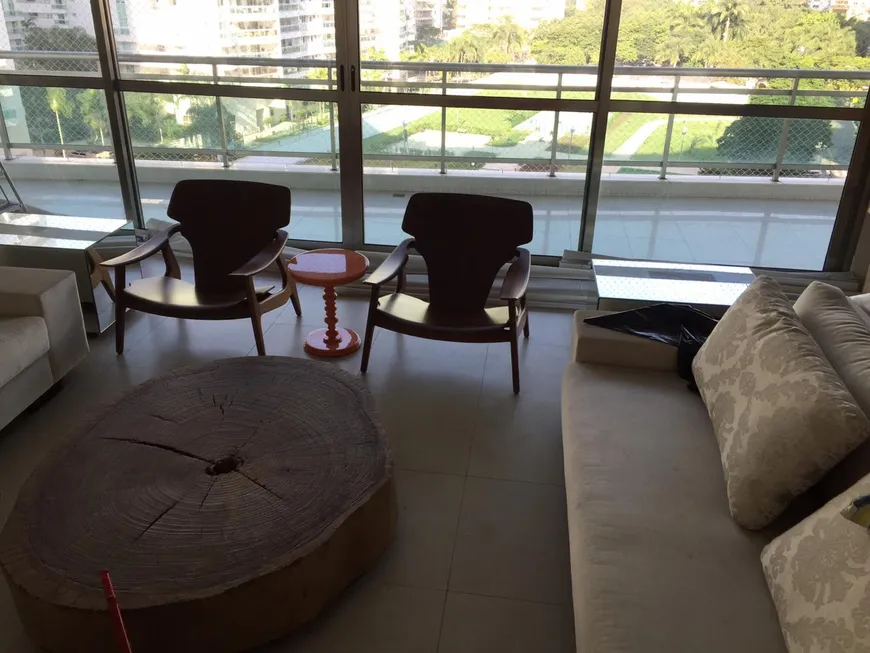 Foto 1 de Apartamento com 3 Quartos para alugar, 250m² em Barra da Tijuca, Rio de Janeiro