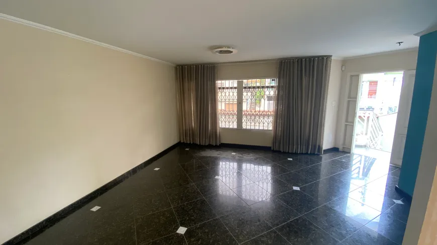 Foto 1 de Sobrado com 3 Quartos à venda, 253m² em Vila Bastos, Santo André