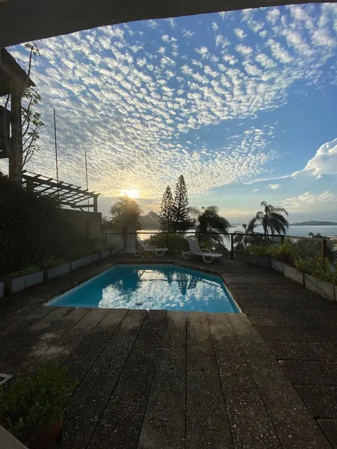 Foto 1 de Casa de Condomínio com 4 Quartos à venda, 220m² em Charitas, Niterói
