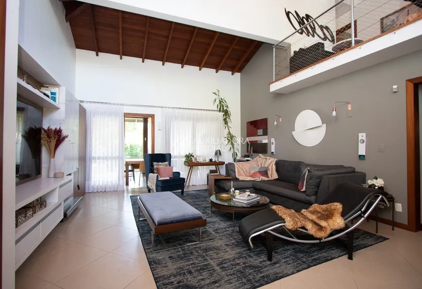 Foto 1 de Casa com 4 Quartos à venda, 330m² em Lagoa da Conceição, Florianópolis