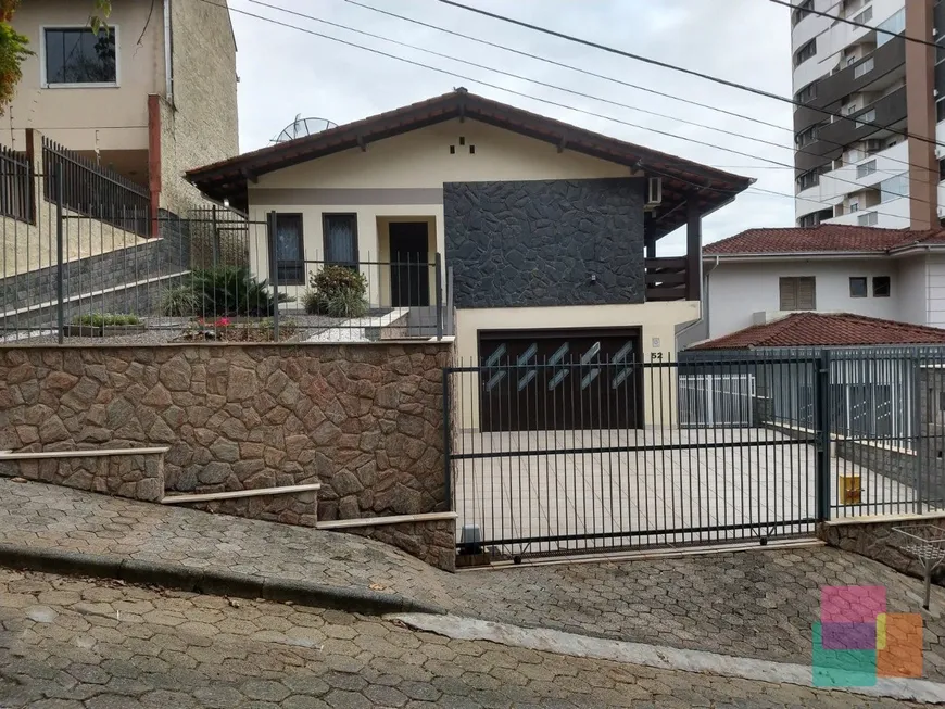 Foto 1 de Casa com 3 Quartos à venda, 246m² em Anita Garibaldi, Joinville
