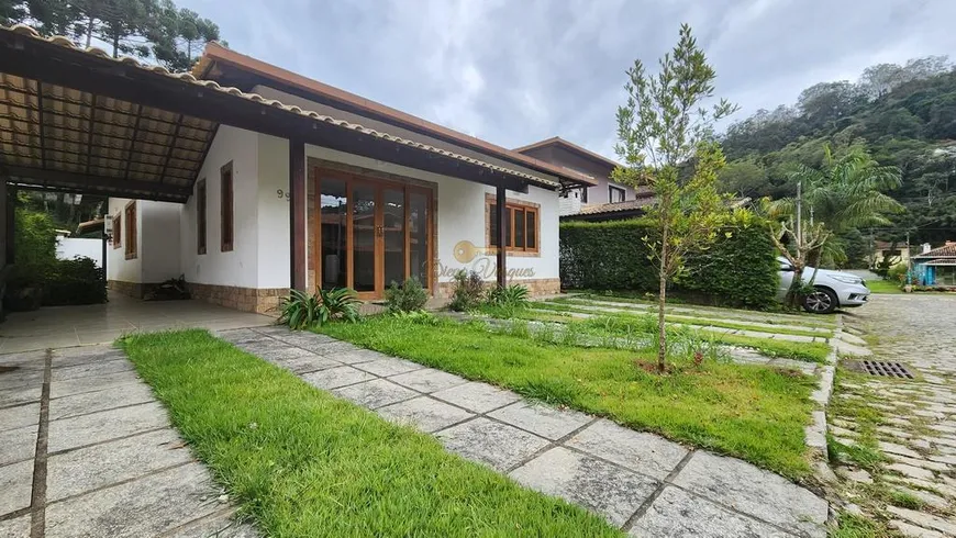 Foto 1 de Casa de Condomínio com 3 Quartos à venda, 156m² em Cascata do Imbuí, Teresópolis