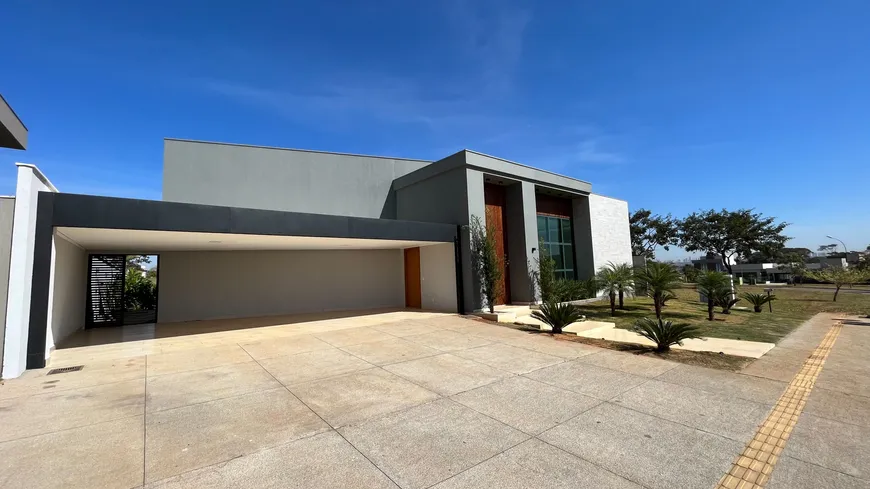 Foto 1 de Casa de Condomínio com 4 Quartos para venda ou aluguel, 500m² em Residencial Goiânia Golfe Clube, Goiânia