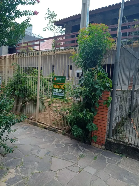 Foto 1 de Casa com 2 Quartos à venda, 300m² em Passo da Areia, Porto Alegre