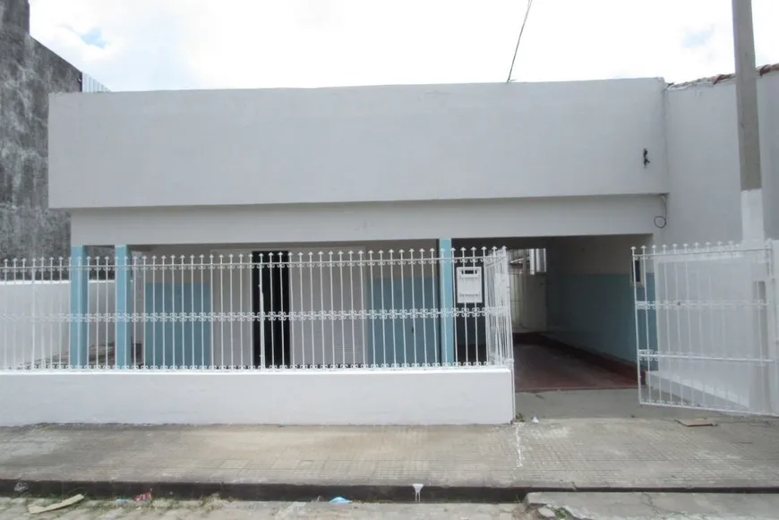 Foto 1 de Casa com 3 Quartos para alugar, 160m² em Alecrim, Natal
