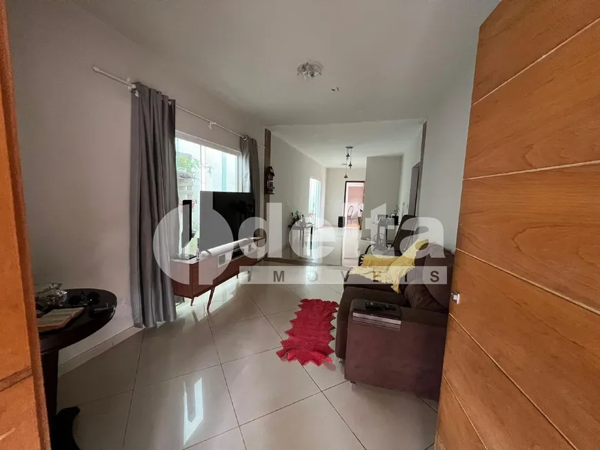 Foto 1 de Casa com 4 Quartos à venda, 200m² em Copacabana, Uberlândia