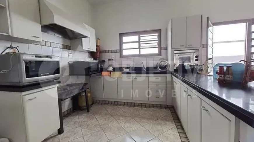 Foto 1 de Casa com 5 Quartos à venda, 310m² em Lidice, Uberlândia