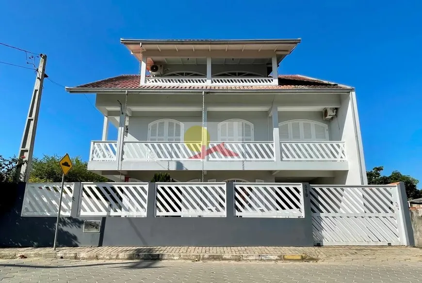 Foto 1 de Sobrado com 7 Quartos à venda, 410m² em Ubatuba, São Francisco do Sul