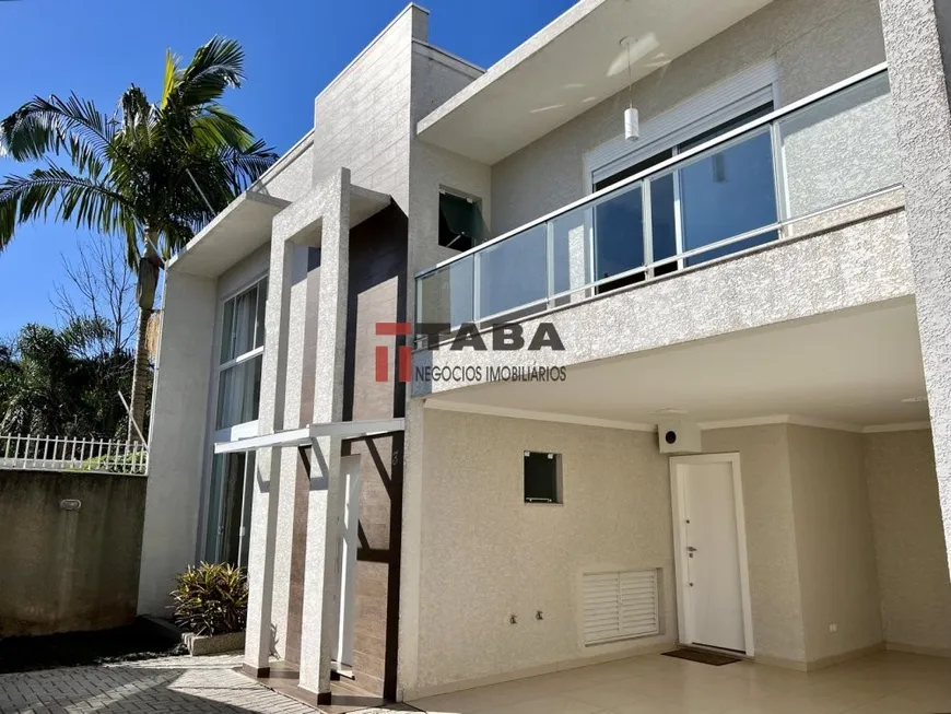 Foto 1 de Sobrado com 3 Quartos à venda, 185m² em Uberaba, Curitiba