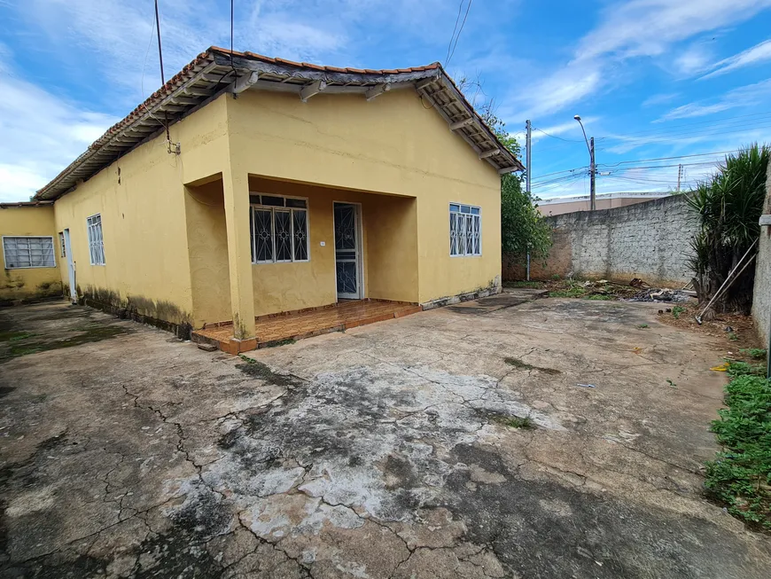 Foto 1 de Casa com 4 Quartos à venda, 100m² em Vila Santa Helena, Goiânia