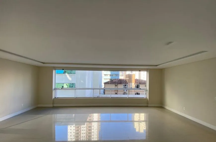 Foto 1 de Apartamento com 3 Quartos à venda, 252m² em Centro, Balneário Camboriú