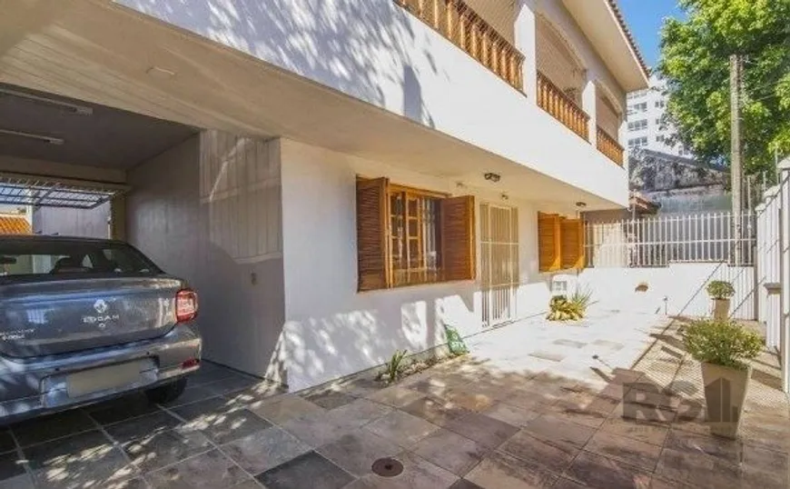 Foto 1 de Casa com 4 Quartos à venda, 411m² em Medianeira, Porto Alegre