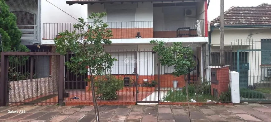 Foto 1 de Sobrado com 3 Quartos à venda, 369m² em São João, Porto Alegre