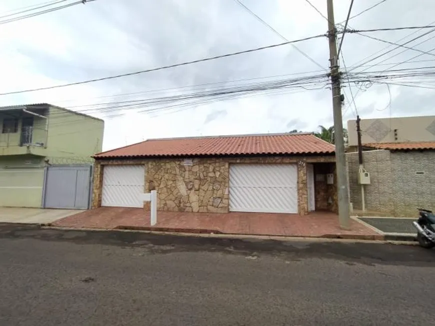 Foto 1 de Casa com 3 Quartos à venda, 300m² em Segismundo Pereira, Uberlândia