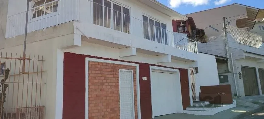 Foto 1 de Casa com 3 Quartos à venda, 201m² em Vila Nova, Porto Alegre