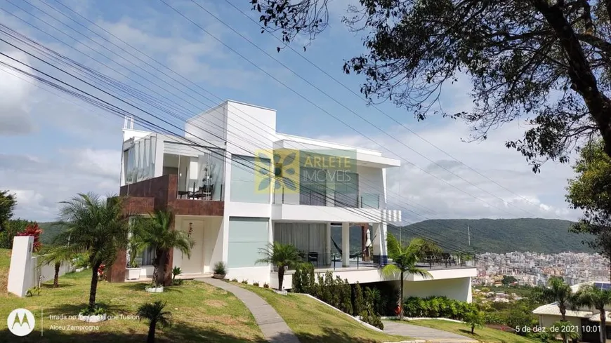 Foto 1 de Casa com 4 Quartos à venda, 513m² em Centro, Bombinhas