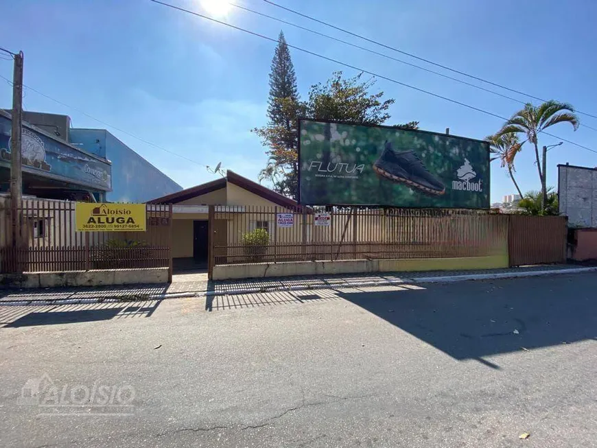 Foto 1 de Casa com 4 Quartos para alugar, 1700m² em Belem, Taubaté