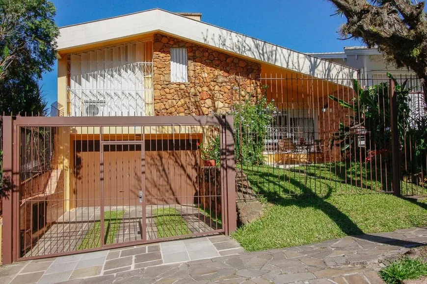 Foto 1 de Casa com 3 Quartos à venda, 220m² em Jardim Itú Sabará, Porto Alegre