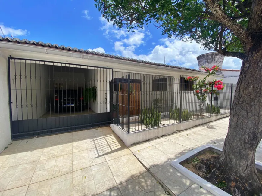 Foto 1 de Casa com 4 Quartos à venda, 189m² em Candelária, Natal