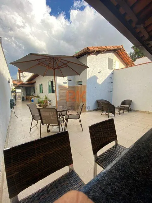 Foto 1 de Casa com 3 Quartos à venda, 160m² em Castelo, Belo Horizonte