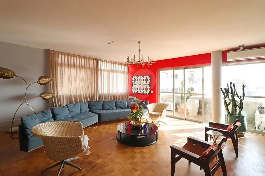 Foto 1 de Apartamento com 3 Quartos à venda, 226m² em Higienópolis, São Paulo