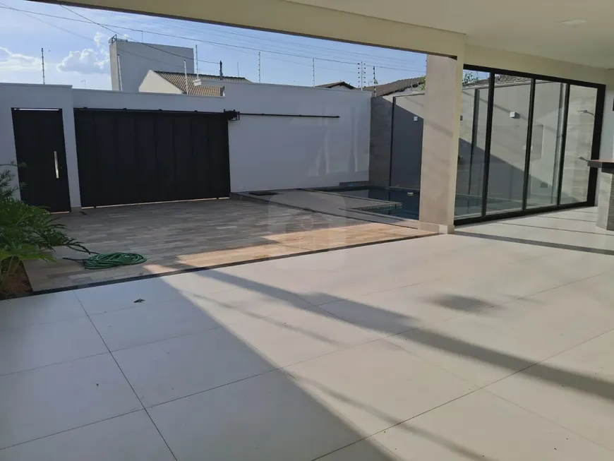 Foto 1 de Casa com 3 Quartos à venda, 200m² em Centro, Araguari