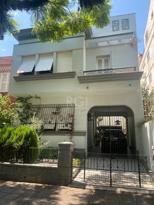 Foto 1 de Casa com 4 Quartos à venda, 259m² em Rio Branco, Porto Alegre