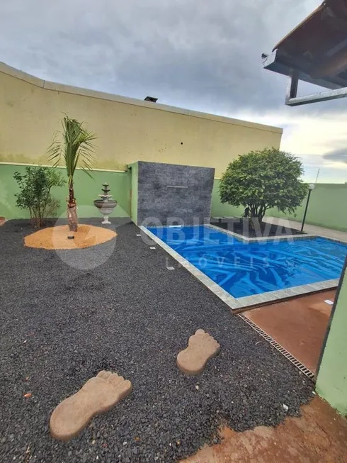 Foto 1 de Casa com 3 Quartos à venda, 180m² em Daniel Fonseca, Uberlândia