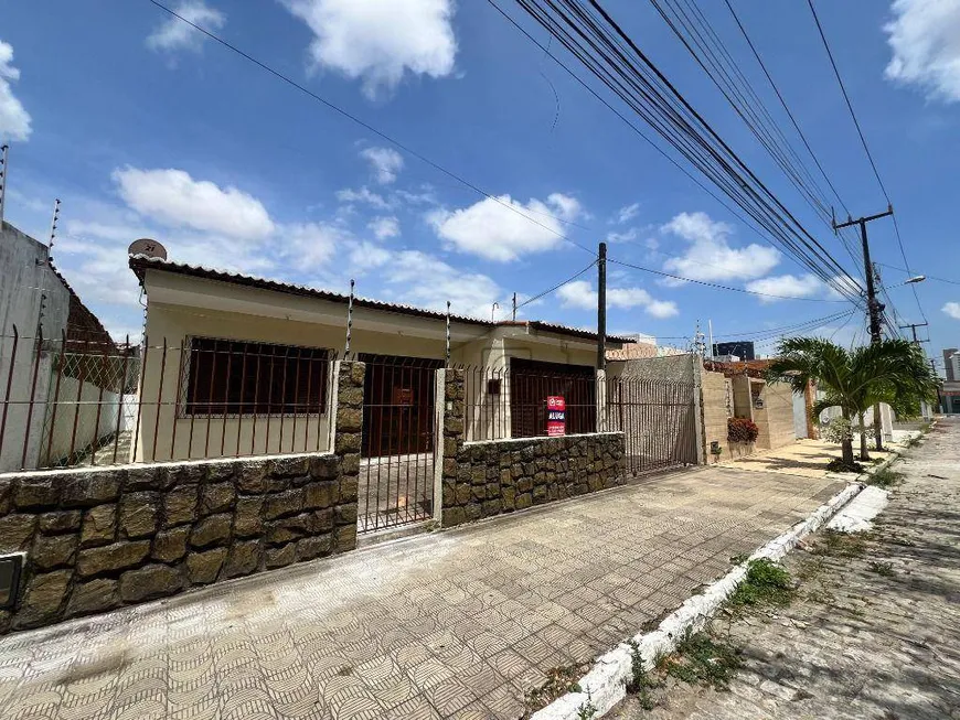 Foto 1 de Casa com 3 Quartos à venda, 170m² em Candelária, Natal