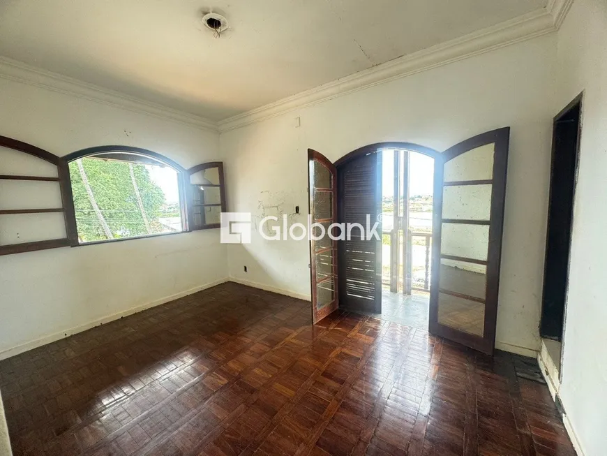 Foto 1 de Casa com 4 Quartos à venda, 228m² em Guarujá, Montes Claros