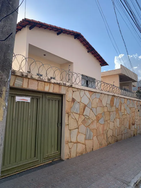 Foto 1 de Sobrado com 6 Quartos para alugar, 300m² em Alto Sao Joao, Montes Claros