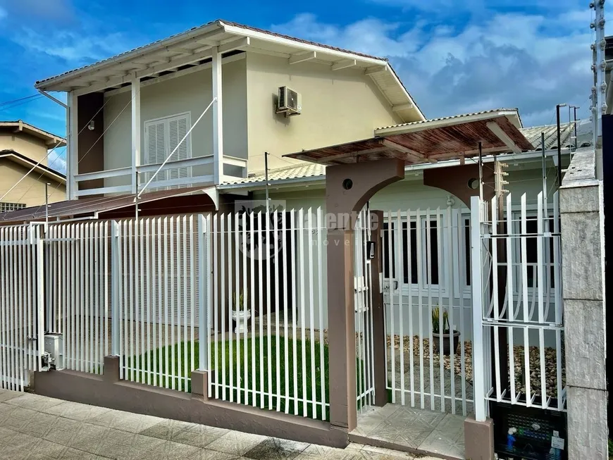 Foto 1 de Casa com 4 Quartos à venda, 334m² em Capoeiras, Florianópolis
